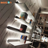 أرفف عرض ألومنيوم للإضاءة LED على الحائط مع إضاءة خطية LED