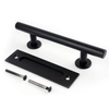طقم أدوات باب الحظيرة المنزلق الفاخر بطول 5 أقدام | دليل الأرضية وشماعات العجلات الصناعية للأبواب مقاس 80 بوصة